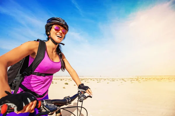 자전거타는 여자 — 스톡 사진