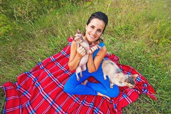 Mulher brincando com cães — Fotografia de Stock