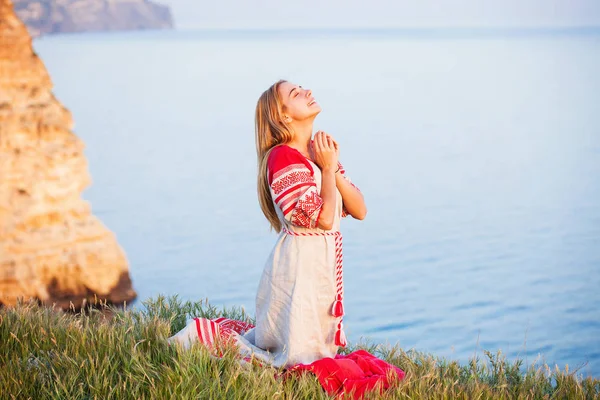身穿俄罗斯传统服装的妇女热情地祈祷 — 图库照片