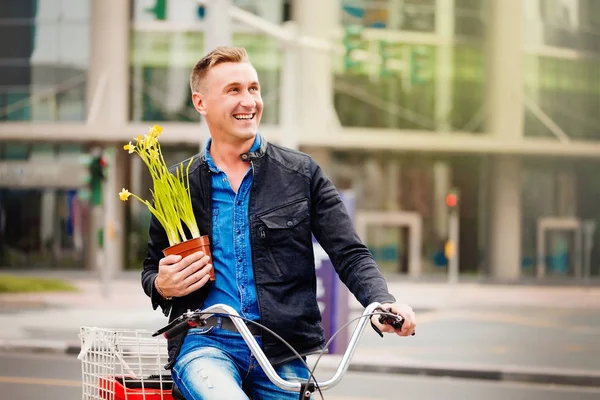 Mannen på cykel med blommor — Stockfoto
