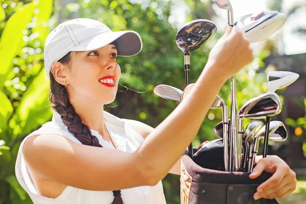 Frau mit Golfer-Sportausrüstung — Stockfoto