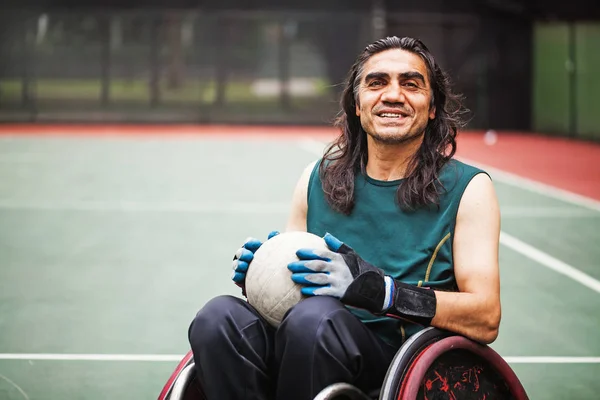 Jogador de rugby em uma cadeira de rodas praticando — Fotografia de Stock