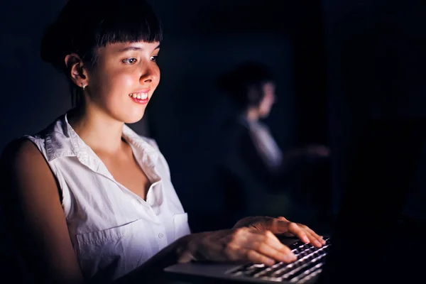 Vrouw werkt op laptop — Stockfoto