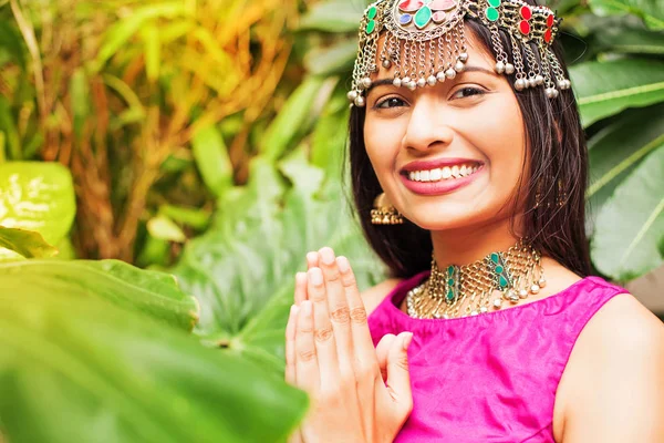 สวยงาม อินเดียน ผู้หญิง — ภาพถ่ายสต็อก
