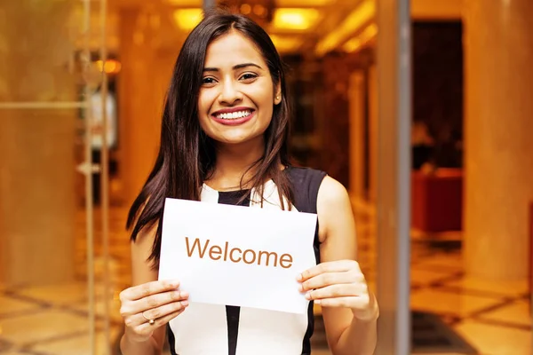 Joven Mujer India Sosteniendo Signo Bienvenida — Foto de Stock