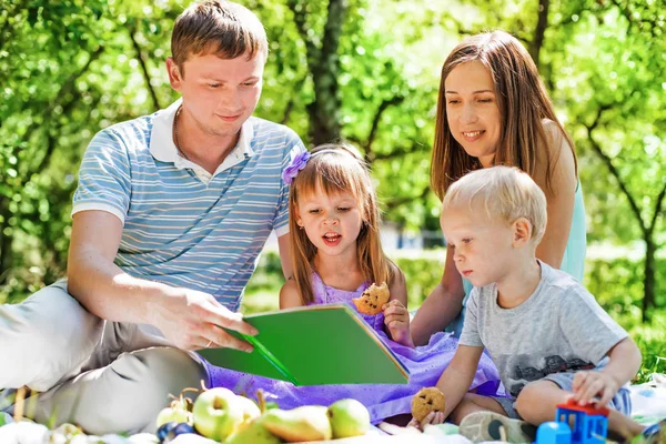 Couple avec enfants lecture — Photo