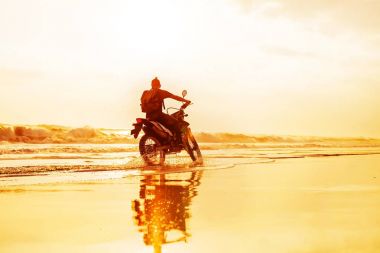 genç adam bir motosiklet üzerinde Bali sürme