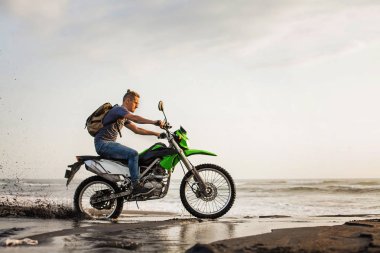 adam bir motosiklet sürme