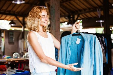 güzel sarışın moda tasarımcısı onu Studio