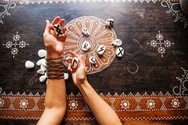 runes taşlar holding eller 