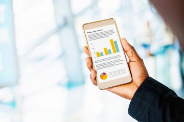  koyu tenli el bir telefon tutarak