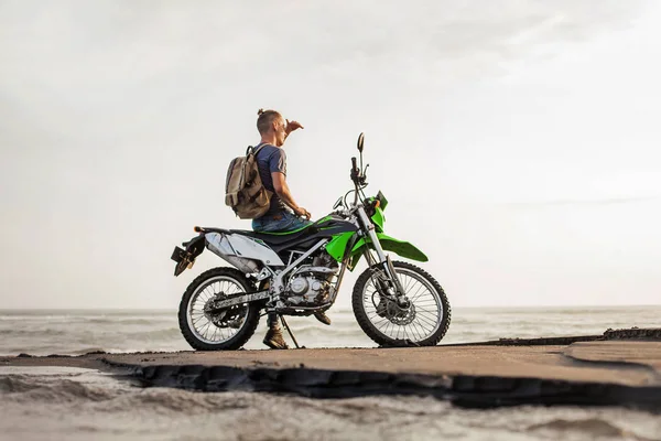 Hombre montando una moto —  Fotos de Stock