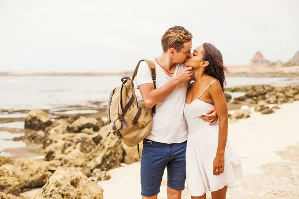 年轻的情侣在海边接吻 — 图库照片