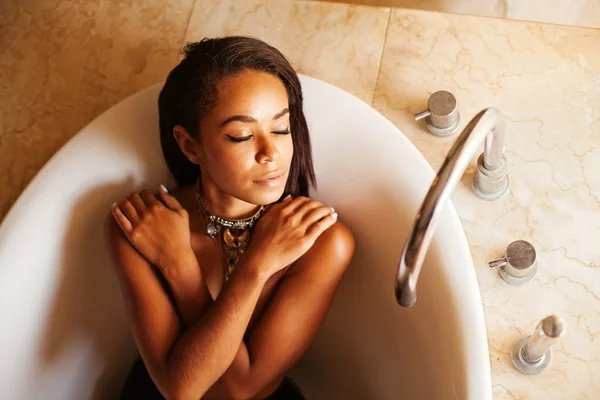 Young Beautiful Mix Raced Woman Bathtub — Stock Photo, Image