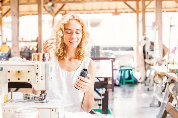 Pretty Blonde Fashion Designer Sewing Her Studio — Stock Photo, Image