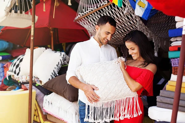 Casal escolhendo almofadas — Fotografia de Stock