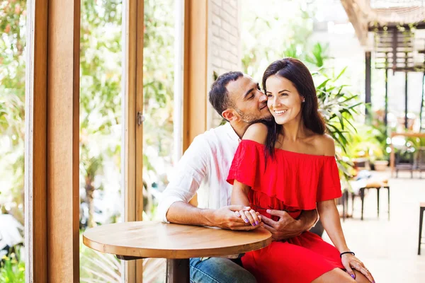 Joven Hombre Mujer Una Cita Cafetería — Foto de Stock