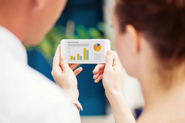 Dos personas usando un teléfono — Foto de Stock