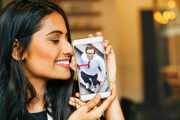 Frau hält ihr Handy in der Hand — Stockfoto