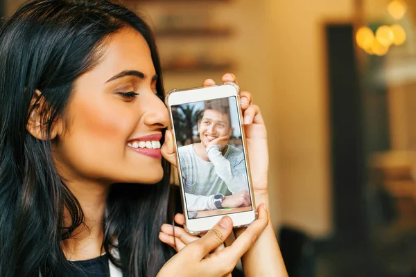 Frau hält ihr Handy in der Hand — Stockfoto