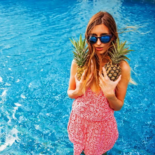 Jonge Vrouw Met Verse Rijpe Ananas — Stockfoto