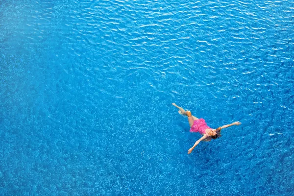 Bovenaanzicht Van Een Vrouw Ontspannen Een Zwembad — Stockfoto