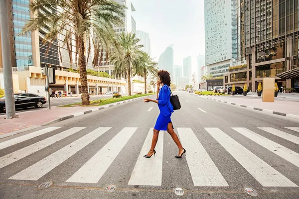 Mulher Africana Bonita Atravessando Estrada Uma Rua Dubai — Fotografia de Stock
