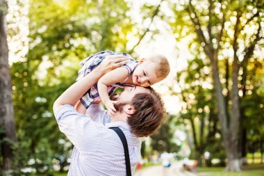mutlu baba holding kız açık havada 