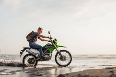 genç adam bir motosiklet üzerinde Bali sürme