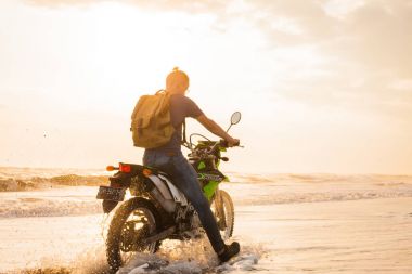 genç adam bir motosiklet üzerinde Bali sürme