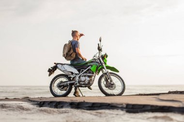 genç adam bir motosiklet üzerinde Bali sürme