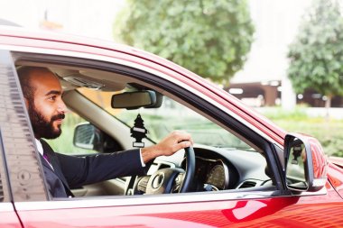 Genç Orta Doğu iş adamı araba