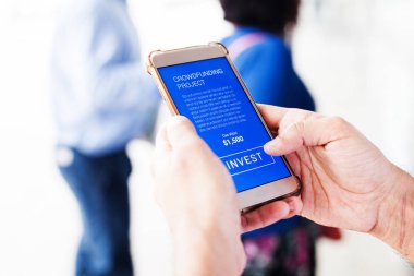 Crowdfunding kavramı. Cep telefonu ile 
