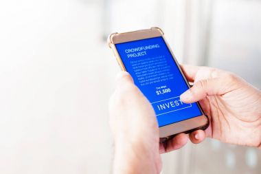 Crowdfunding kavramı. Cep telefonu ile 