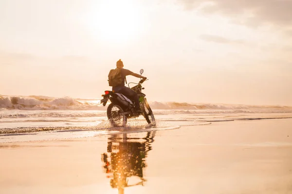 Joven Montando Una Moto Bali —  Fotos de Stock