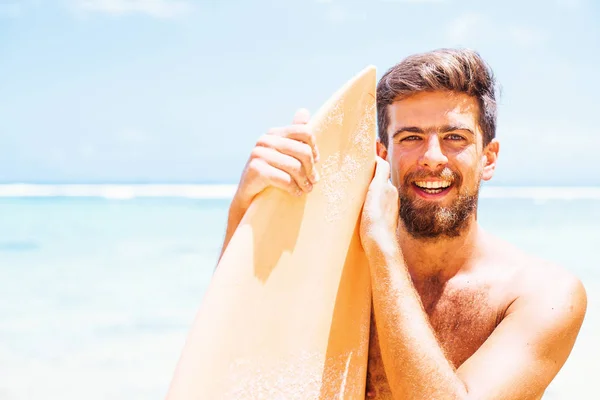 Jovem Surfista Bonito Segurando Bordo — Fotografia de Stock