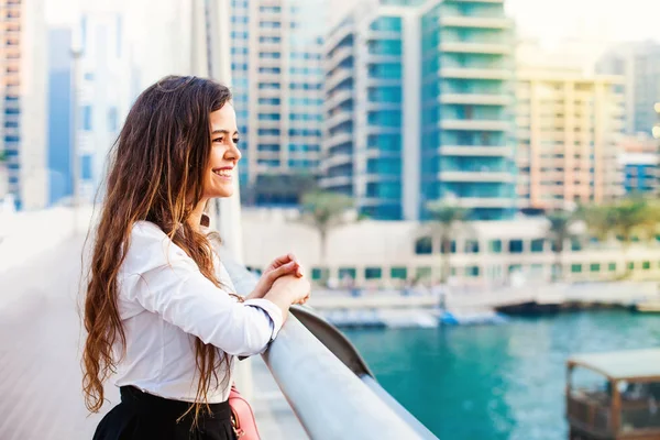 Pretty Young Woman Standing Bridge Dubai — Stock Photo, Image