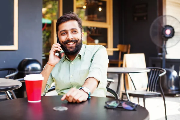 Vousatý Kostým Indián Pomocí Svého Mobilního Telefonu — Stock fotografie