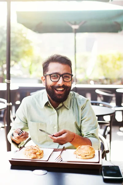 Junger Bärtiger Indischer Mann Frühstückt Einem Café — Stockfoto