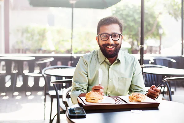 Ung Skäggig Indisk Man Äter Frukost Ett Café — Stockfoto