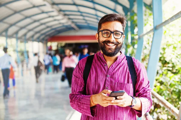 Bärtiger Inder Auf Bahn Station App Auf Dem Smartphone — Stockfoto