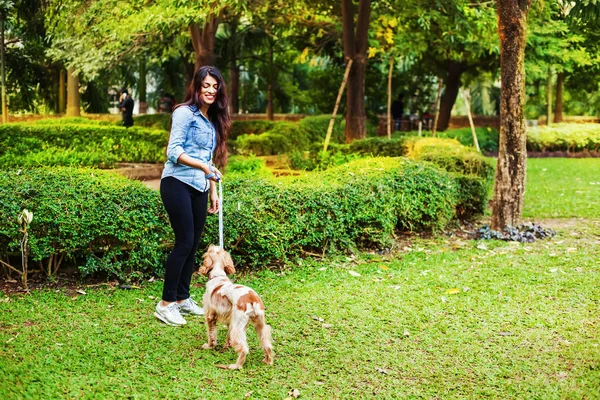 美丽的印度女孩与她的卡猎犬狗 — 图库照片
