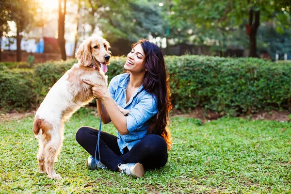 美丽的印度女孩与她的卡猎犬狗 — 图库照片