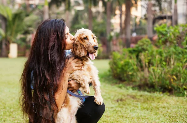 Vacker Indisk Flicka Kysser Hennes Cocker Spaniel Hund — Stockfoto