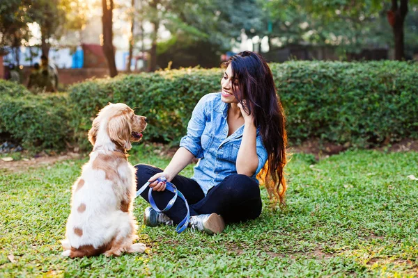 美丽的印度女孩训练她的卡猎犬狗 — 图库照片