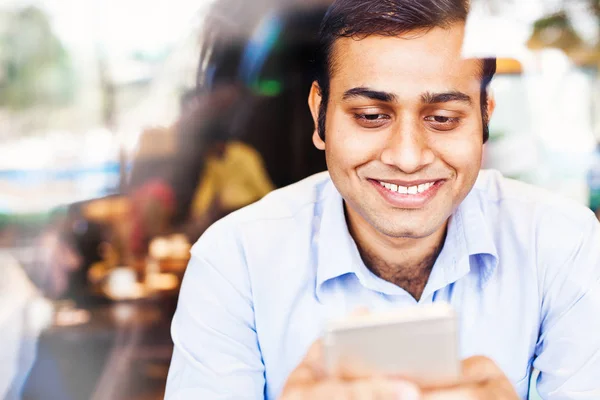 Ung Indisk Man Med Hjälp Smartphone — Stockfoto