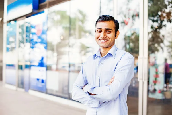 Joven Con Los Brazos Cruzados Posando — Foto de Stock