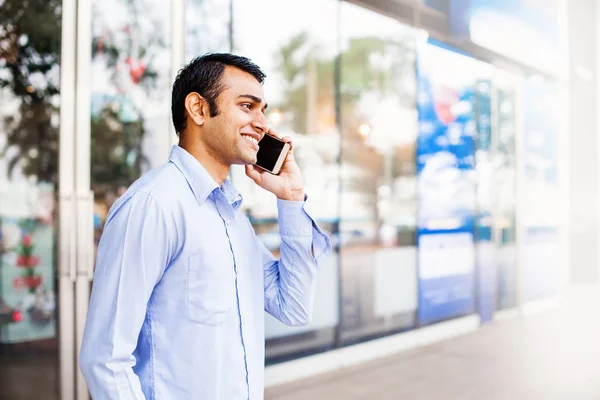 Unga Indiska Man Pratar Telefon — Stockfoto