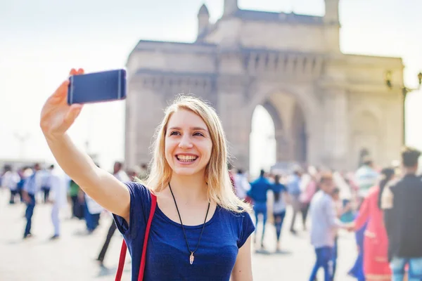 Jovem Bela Mulher Tomando Selfie — Fotografia de Stock