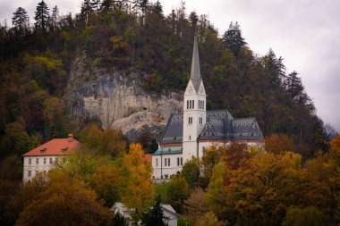 Sonbaharda Bled 'deki St. Martin Kilisesi (Slovenia)